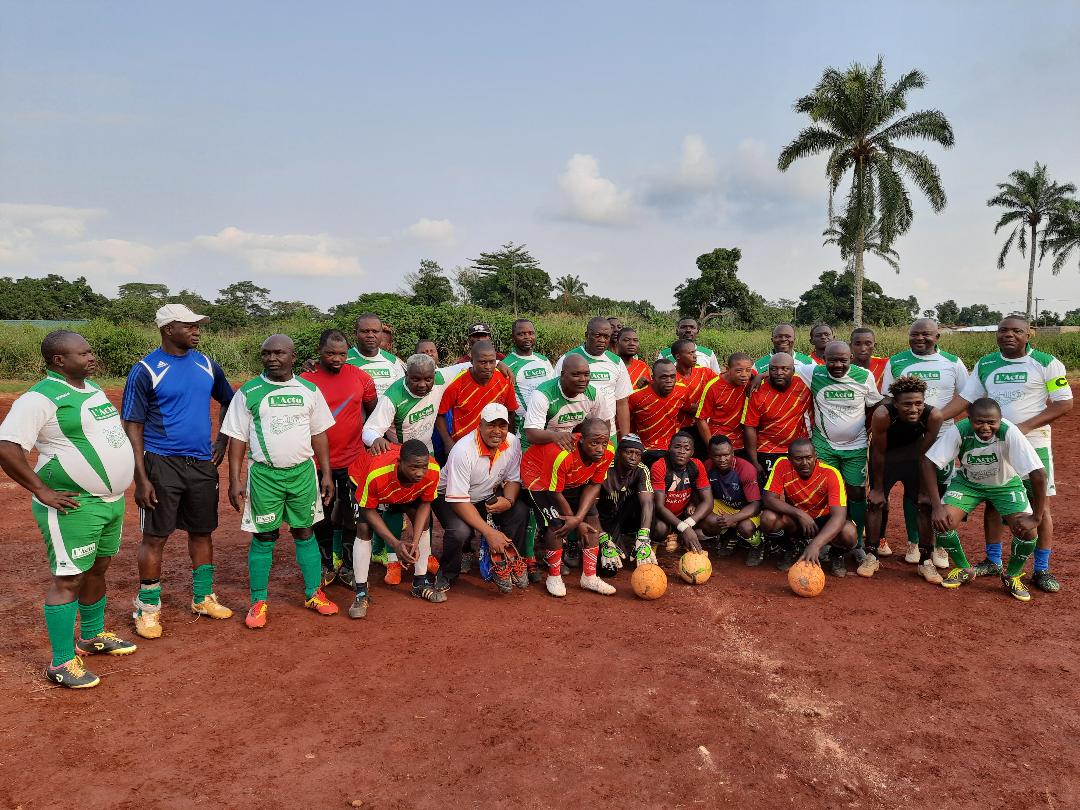 Nguelemendouka, le 17 juillet 2021. Les joueurs de Club Santé et ceux de Deportivo de Ngoa-Ekellé, en communion avant le match au stade de la Mairie