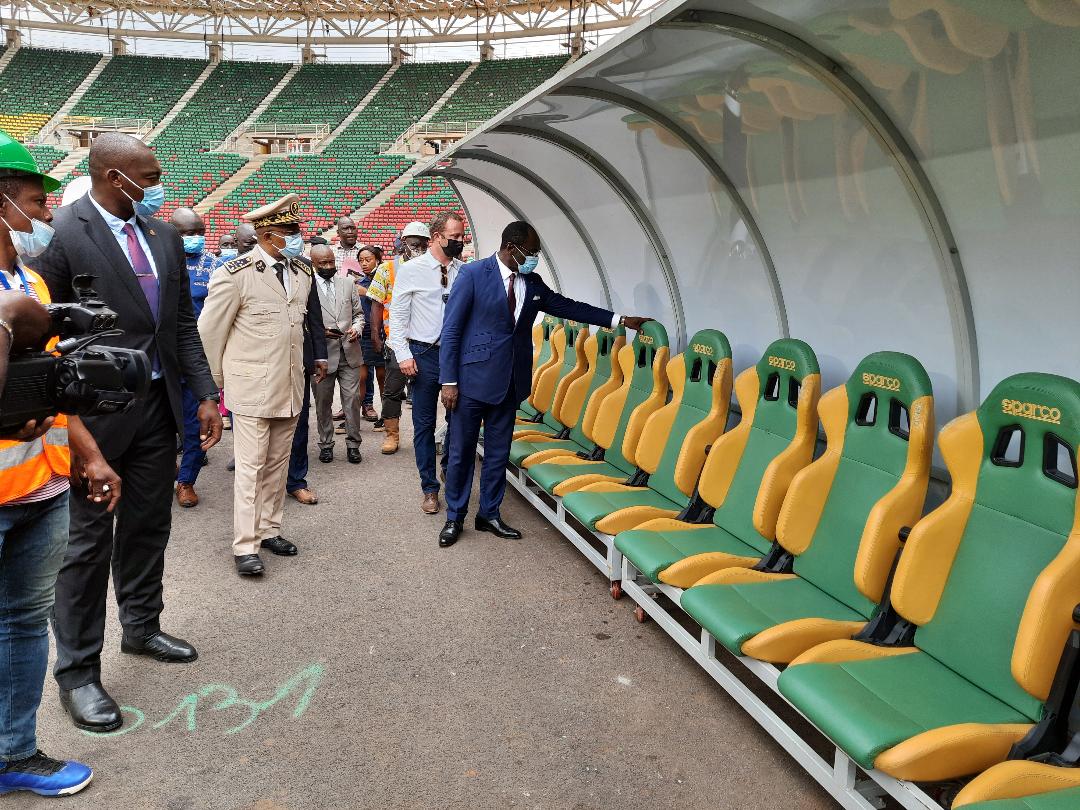 Yaoundé, le 29 juillet 2021. Stade d'Olembe. Les banc de touche palpés par le ministre des Sports et sa suite, bien installés au bord de l'aire de jeu (1)
