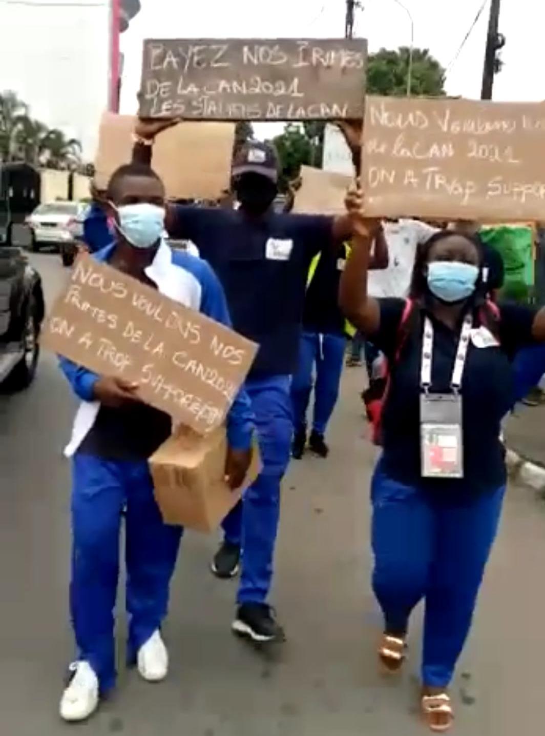 Douala, le 16 mars 2022. Des stadiers dans les rues avec des pancartes revendiquant leurs primes de la Can