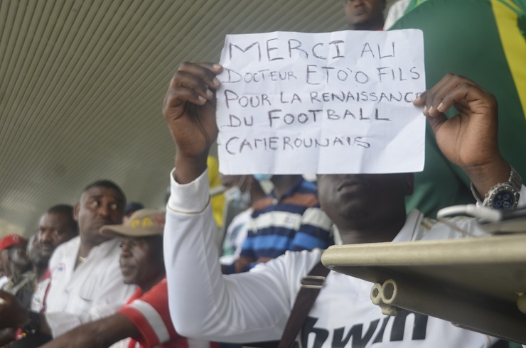 Douala, le 20 mars 2022. Stade annexe de la réunification. Un specateur brandissant une pancarte en soutien à Samuele Eto'o