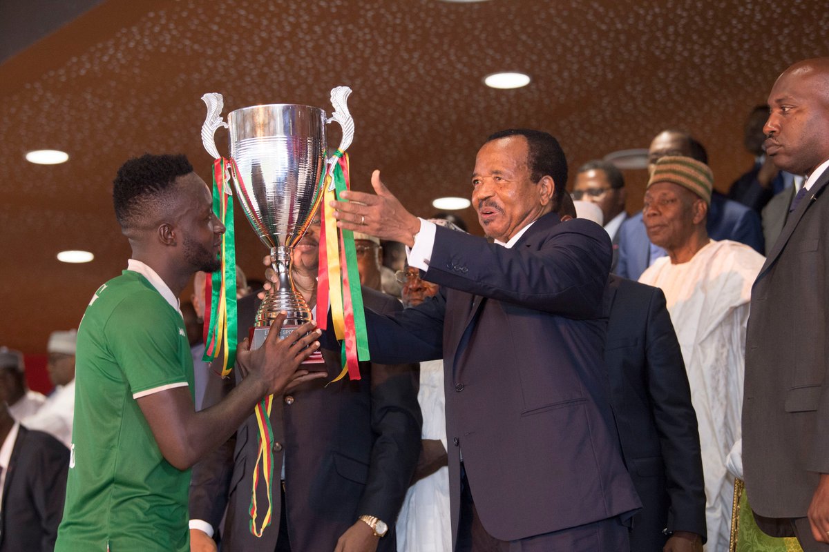 Le chef de l'Etat remettant le trophée de l'édition 2020 de la Coupe du Cameroun