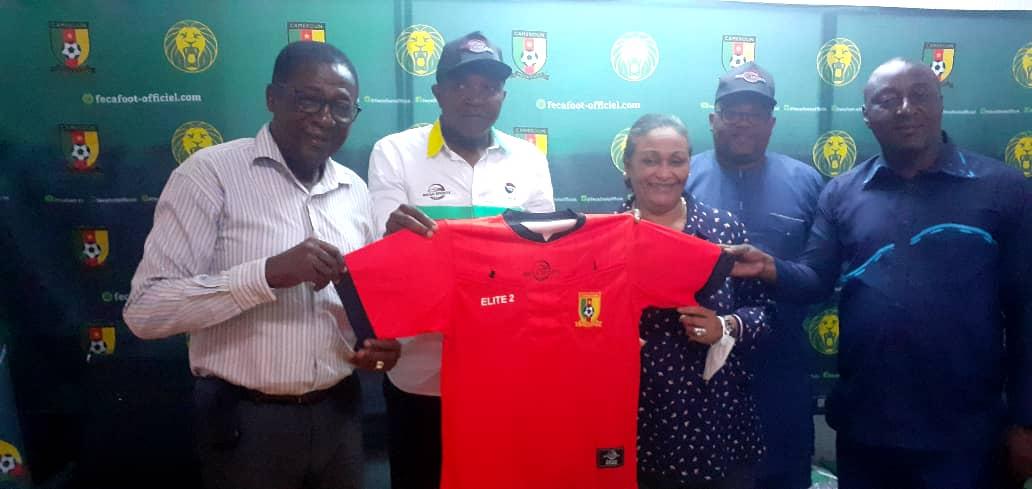 Yaoundé, le 11 mars 2022. Présentation d'un maillots d'arbitre offert par Méga sports management à la Fécafoot