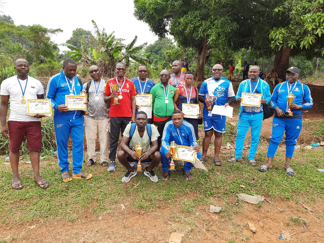 Yaoundé, le 13 mars 2022. Stade d'Inucasty à Mvolyé. Les vétérans du deportivo de Ngoa-Ekellé ayant reçu des Awards (1)