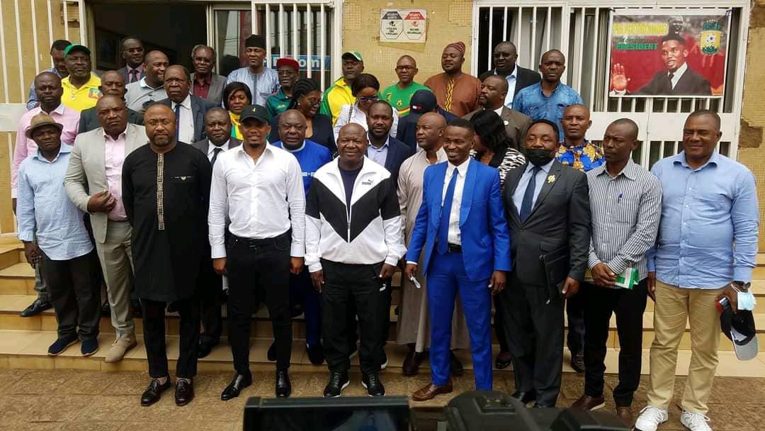 Yaoundé, le 14 mars 2022. Les président de clubs d'Elite One avec le bureau exécutif de la Fécafoot à l'issue de la réunion préparatoire au lancement du championnat