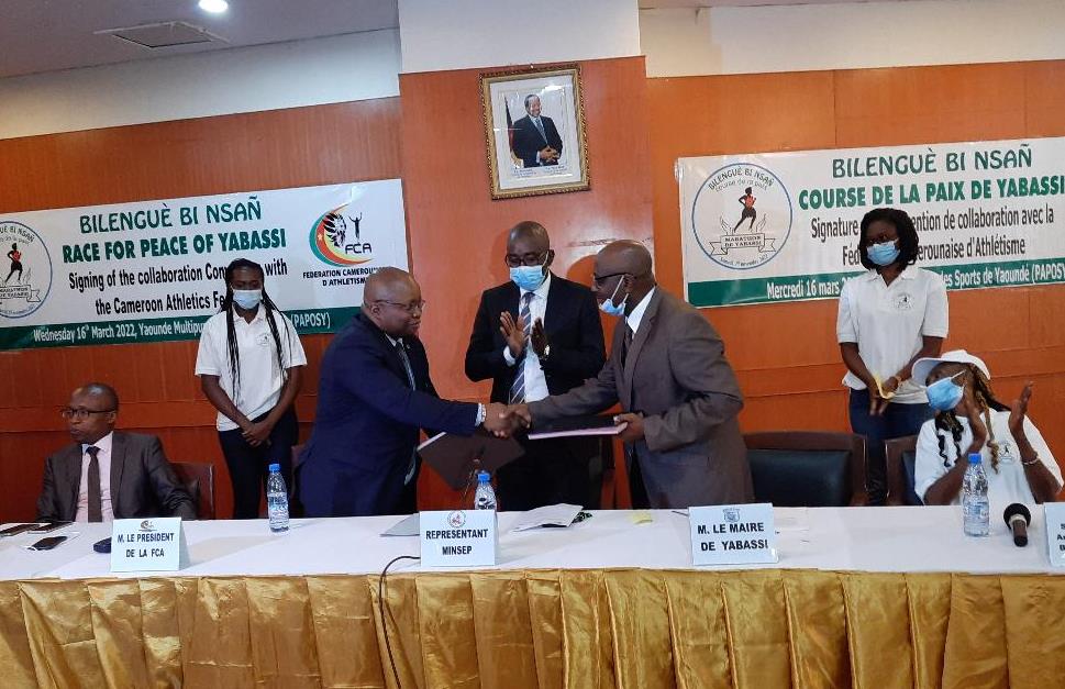 Yaoundé, le 16 mars 2022. Echange de parapheurs entre le président de la Fédération camerounaise d'athlétisme (à G) et le Maire de Yabassi après signature de la convention