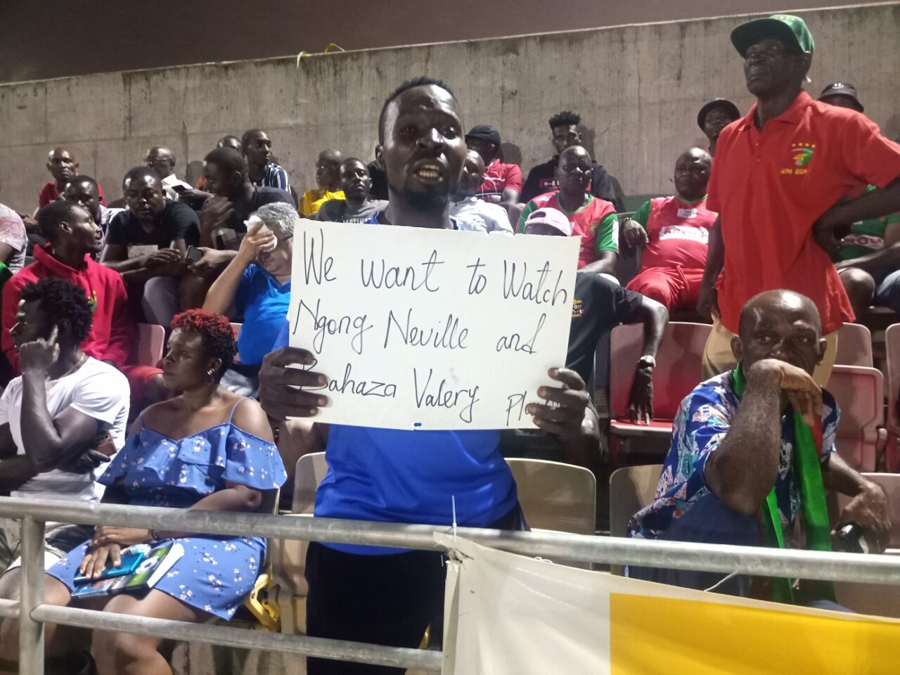 Stade Annexe de Japoma 2 ce 16 avril 2022, les supporters du Canon de Yaoundé reclament deux joueurs non utilisés par le staff technique