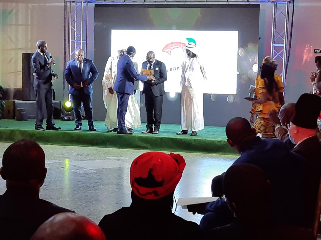 Yaoundé, le 6 avril 2022. Palais des congrès; le ministre des sports remettant des Awards (2)