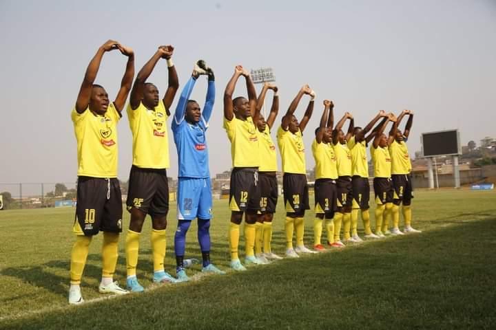 Bamendzi, les joueurs d'Aigle exécutant l'hymne du club avant le coup d'envoi d'un match Elite One