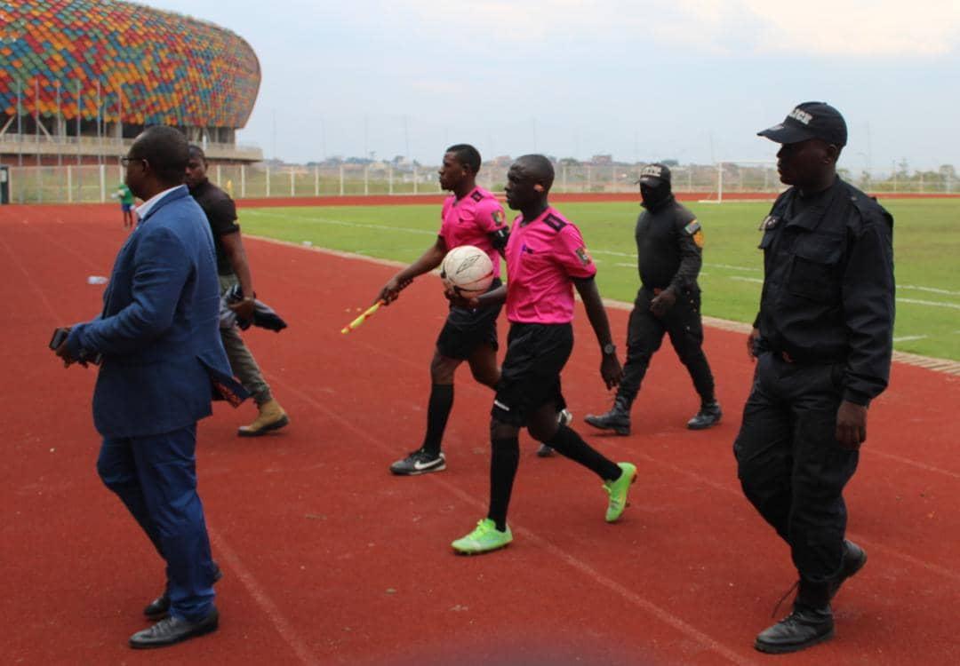 Olembé, le 20 Mars 2023. Les arbitres escortés après le match As Fap - Dynamo de Douala 1-2