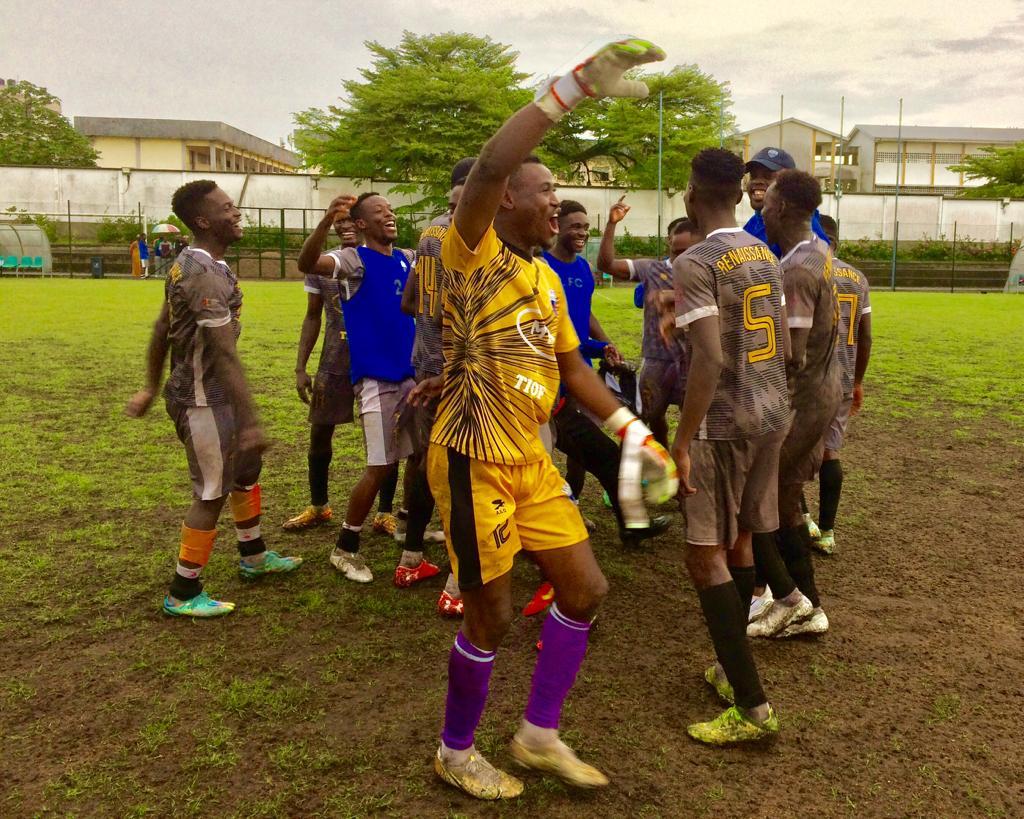 Douala, le 16 avril 2023. Les joueurs de Renaissance en joie après leur victoire (2-1) face à Avion.