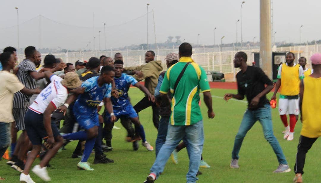 Yaoundé, le 26 Avril 2023. L'arbitre de la rencontre Lausanne -Rangers de Bafut roué de coups par des supporters de l'équipe d'Anguissa.