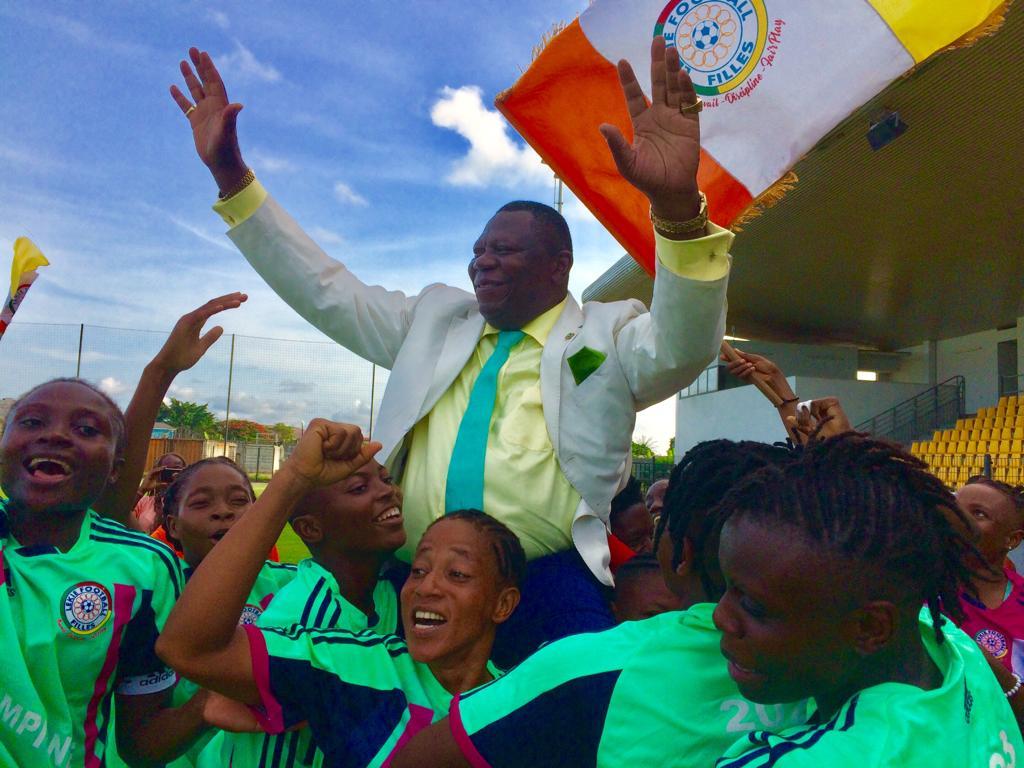 Douala, le 27 mai 2023. Stade de Bonamoussadi. Le président de Lékié Ff porté en triomphe pour le sacre (1)