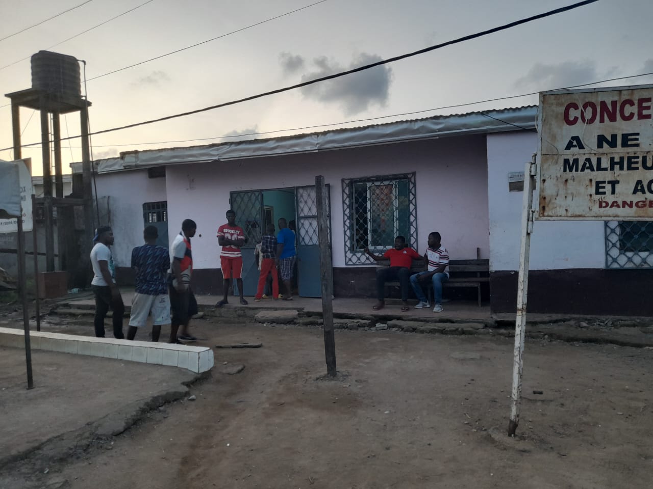 Douala, le 27 mai 2023. Une vue du domicile de Helène Mbii à Pk9 .