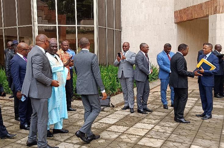 Yaoundé, le 19 juin 2023. Le Minepat (en gandoura) et ses collègues membres du Gouvernement avec le DG de la BAD, Bureau Afrique centrale à l'issue de l'atelier (2) (3)