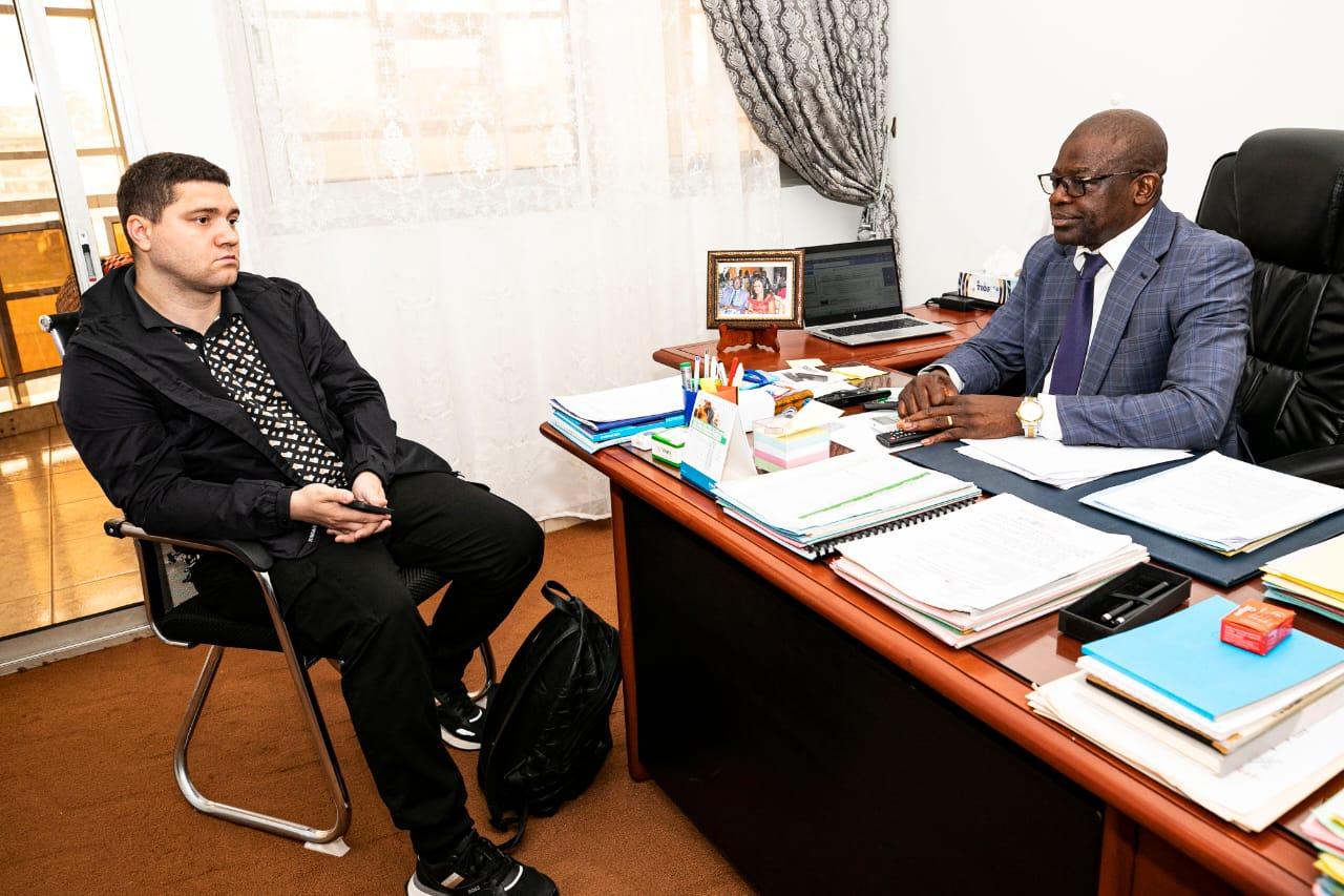 Yaoundé, le 1er juin 2023. Le secrétaire général de la Confédération africaine de boxe recevant Vitalii Shilnikov, le Project Manager de l'IBA