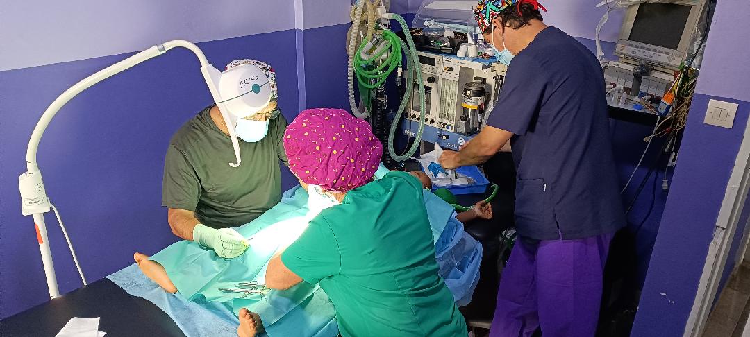 Yaoundé, le 21 juin 2023. Centre médical de Sport de Nkomkana. Un enfant subisant une opération par une équipe de médecins espagnols de Surgeon In Action (1)