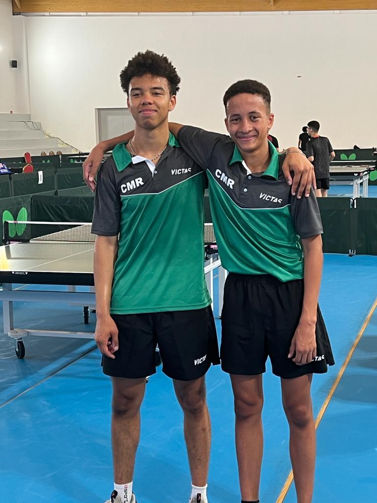 Agadir, le 6 juillet 2023. Ylane Batix (à g) et Mathieu Bahuaud après avoir remporté la médaille d'or au championnat d'Afrique jeunes de tennis de table