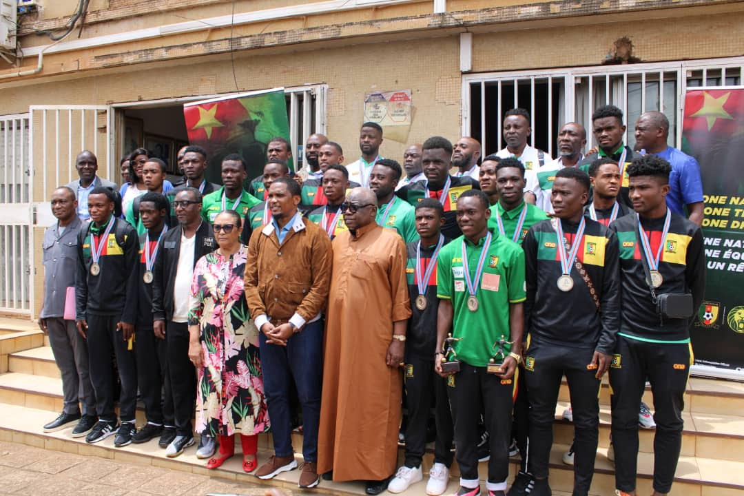 Yaoundé, le 10 août 2023. Samuel Eto'o entouré des Lions U20 venus lui présenter leurs médailles d'or au siège de la Fécafoot (2)