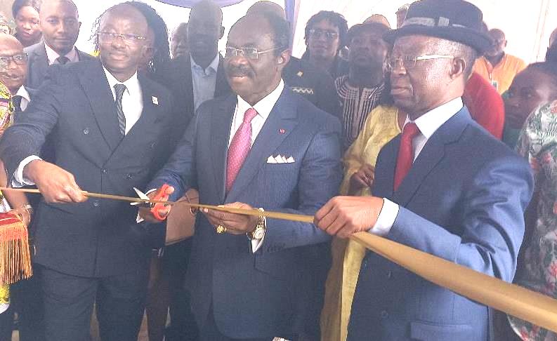Yaoundé, le 22 août 2023. Le ministre des Sports coupant le ruban symbolique d'inauguration du siège de la Fécavolley