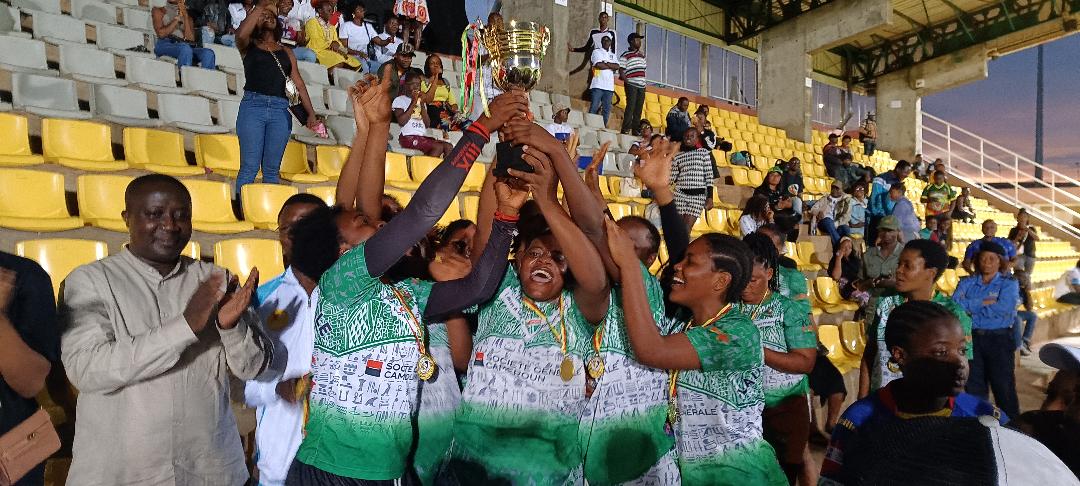 Yaoundé, le 16 septembre 2023_ Les joueuses de Raiders en joie avec leur trophée de la Coupe du Cameroun du rugby à 9