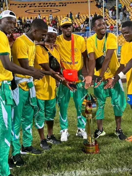 Douala, le 1er octobre 2023. La joie des joueurs de Coton sport autour du Trophée de super champions