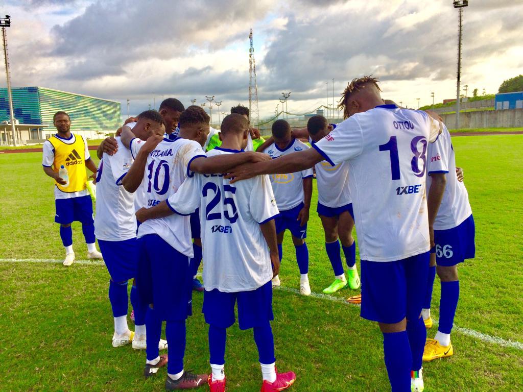 Douala, le 1er novembre 2023. Stade annexe 1 de Japoma; Les joueurs d'Aigle royal du moungo en prière à la fin du match, après leur victoire (3-1) sur Foncha Street