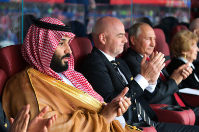 Gianni-Infantino-en-compagnie-des-responsables-du-football-dArabie-Saoudite.jpg