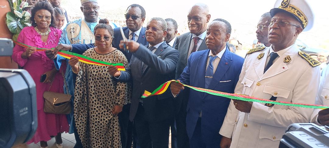 Yaoundé, le 12 décembre 2023. Le Premier Ministre coupant le ruban symbolique d'inauguration du lycée technique bilingue de Nsam en présence des membres du gouvernement