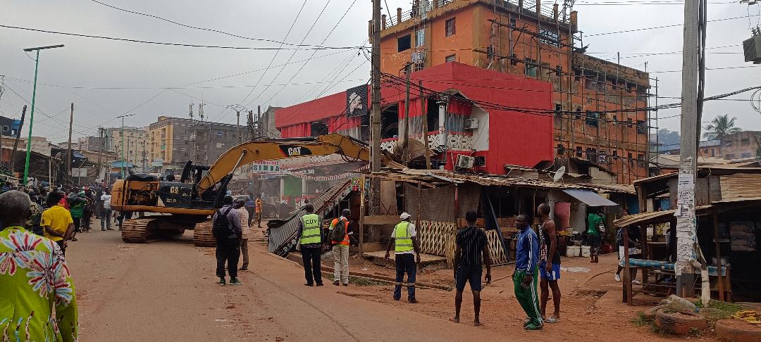 Yaoundé, le 30 novembre 2023. L'engin de la Communauté urbaine démolisant des bâtisses au lieu-dit Cité des nations au quartier Ngoa-Ekellé