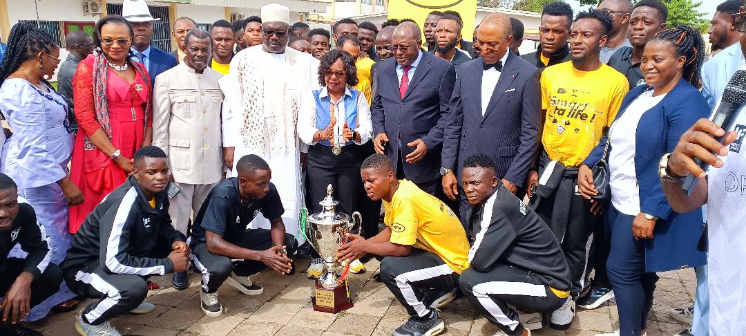 Yaoundé, le 23 avril 2024. Nalova Lyonga, les élites du Sud-Ouest, ses collaborateurs et l'équipe d'Opopo avec le trophée de champion du Cameroun