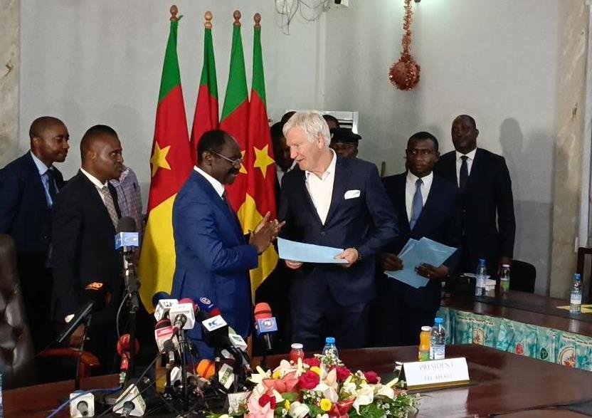 Yaoundé, le 8 avril 2024. Marc Brys recevant une copie de son contrat des mains du ministre des Sports