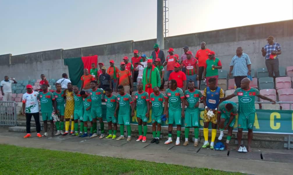 Douala, le 15 mai 2024. Stade annexe n°1 de Japoma. Les joueurs de Canon sportif de Yaoundé communiant avec leur supporters après leur victoire (5-0) face à Talented