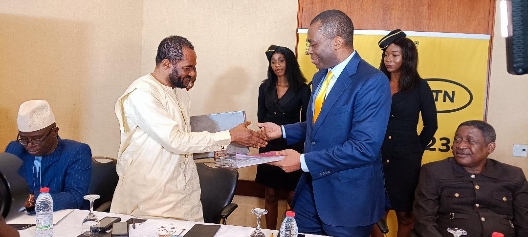 Yaoundé, le 3 mai 2024. Echange de parapheurs entre le représentant de Mtn Cameroon et celui de la Fédipresse après la signature de la convention de partenariat
