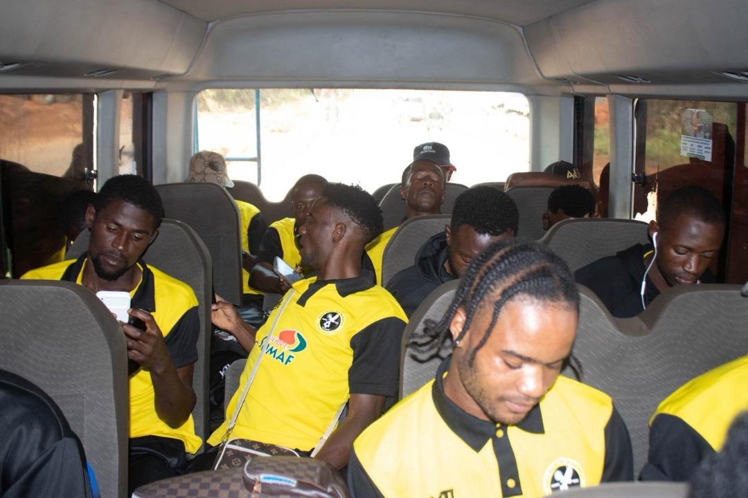 Abidjan, le 23 septembre 2025. les joueurs d'Aigle Royal de la Menoua dans le bus afrété pour leurs déplacements
