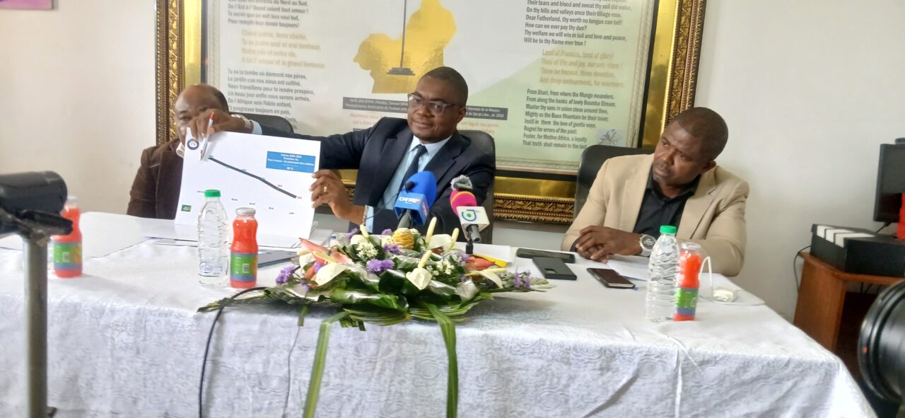 Yaoundé, 5 septembre 2025. Me Blaise Daniel Ngos (au milieu) lors de la conférence de presse du Syndicat national des footballeurs du Cameroun.