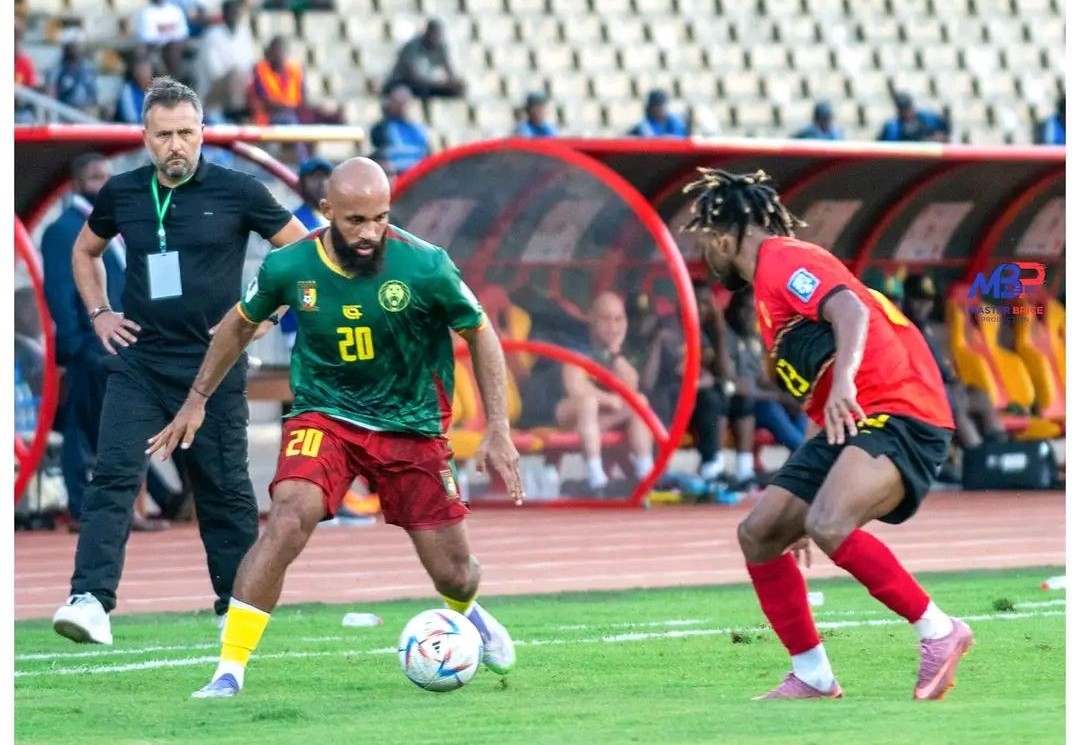 Yaoundé, le 13 octobre 2025. Stade Ahmadou Ahidjo. Cameroun - Angola. Ici, Bryan Mbeumo aux prises avec un adversaire