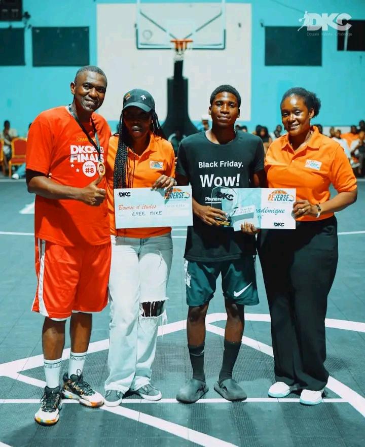 Remise d'une bourse aux meilleurs joueurs du DKC par l'association REVERSE