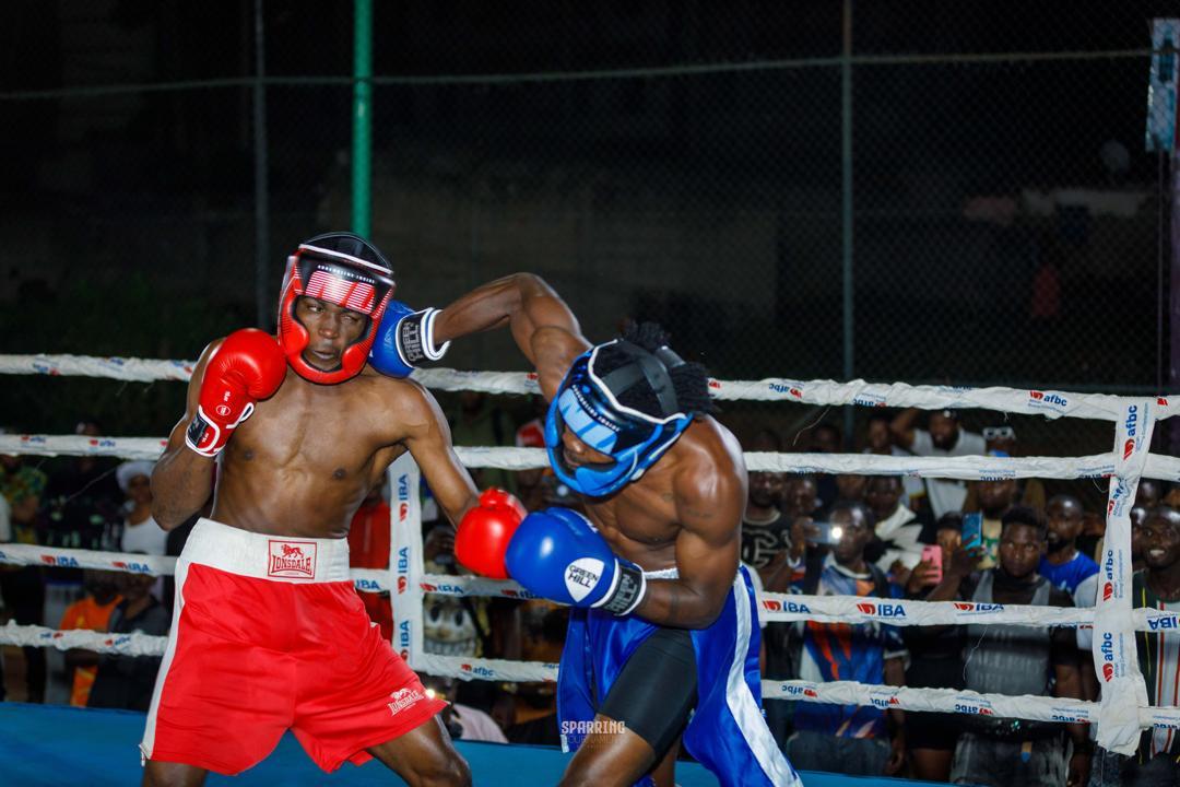 Yaounde-Complexe-multisport-dOdza.-Le-combat-entre-Atangana-Loic-et-Foundiko-Mouchili.jpg