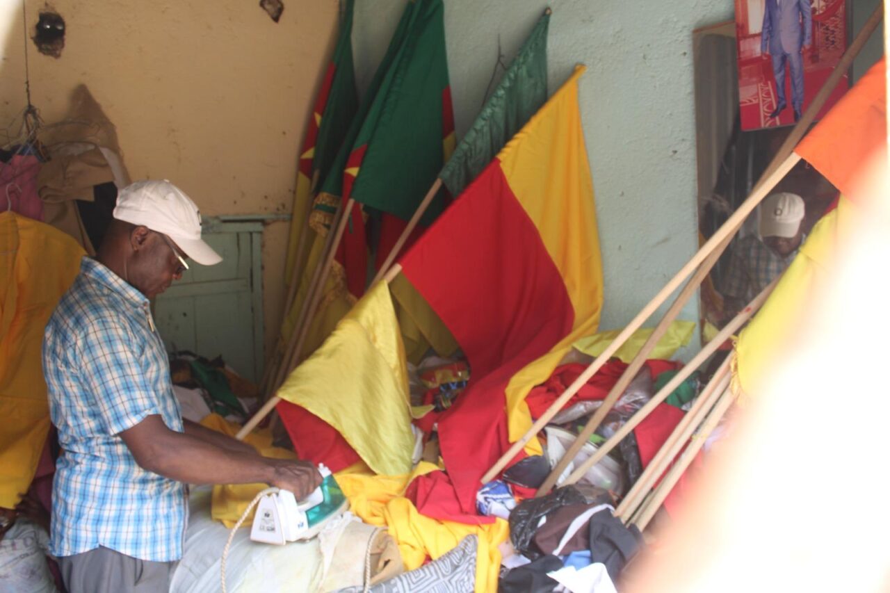 Bafang, le 24 janvier 2026. Augustin dans son atelier de confection des drapeaux au centre-ville