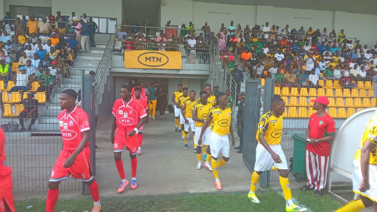 Douala, le 25 janvier 2026. Les joueurs de Dynamo et d'As Fortuna rentrant sur l'aire de jeu du stade de la Réunification