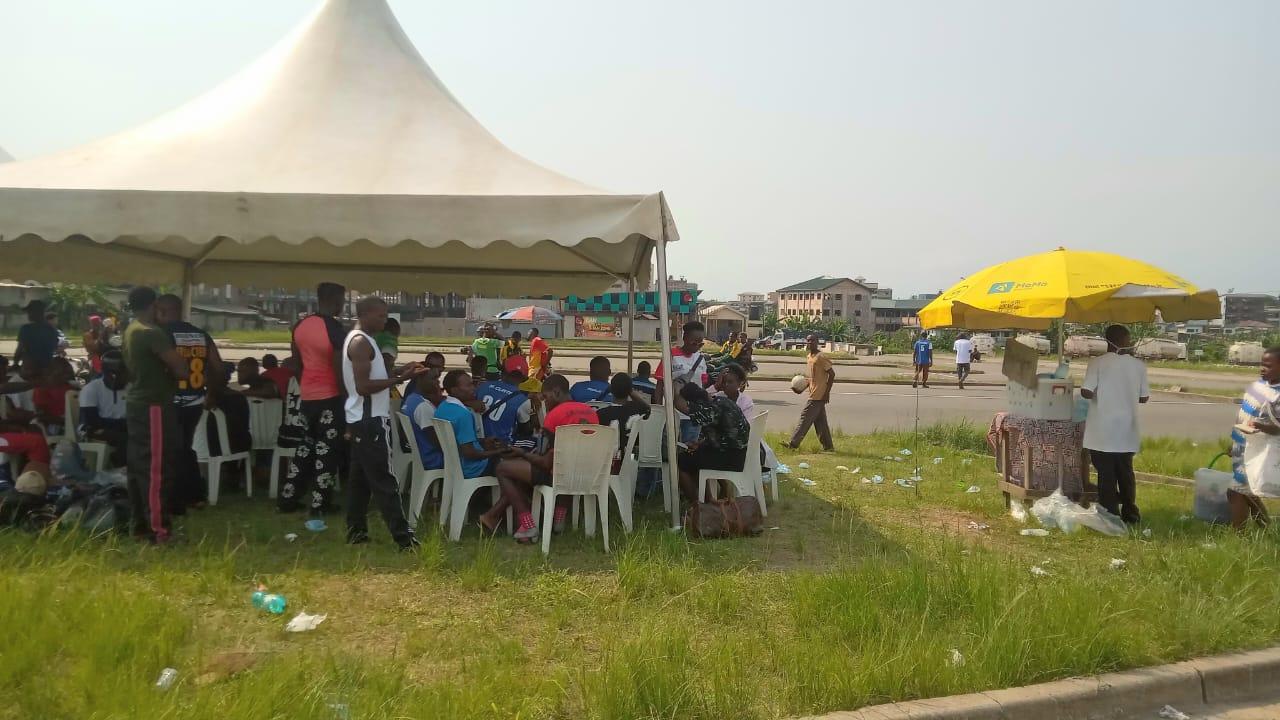 Douala, le 15 février 2026. Des athlètes sous le chapiteau, se preparant à regagner leurs domiciles respectifs après l'incident (1)