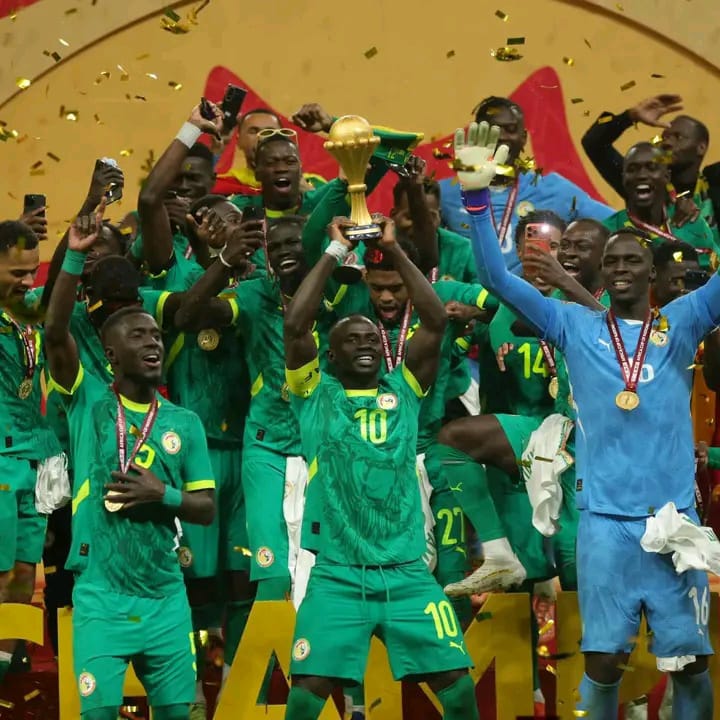 Rabat, le 18 janvier 2026. Les joueurs de l'équipe nationale du Sénégal célébrant leur sacre de la Can Maroc 2025, trophée en l'air.